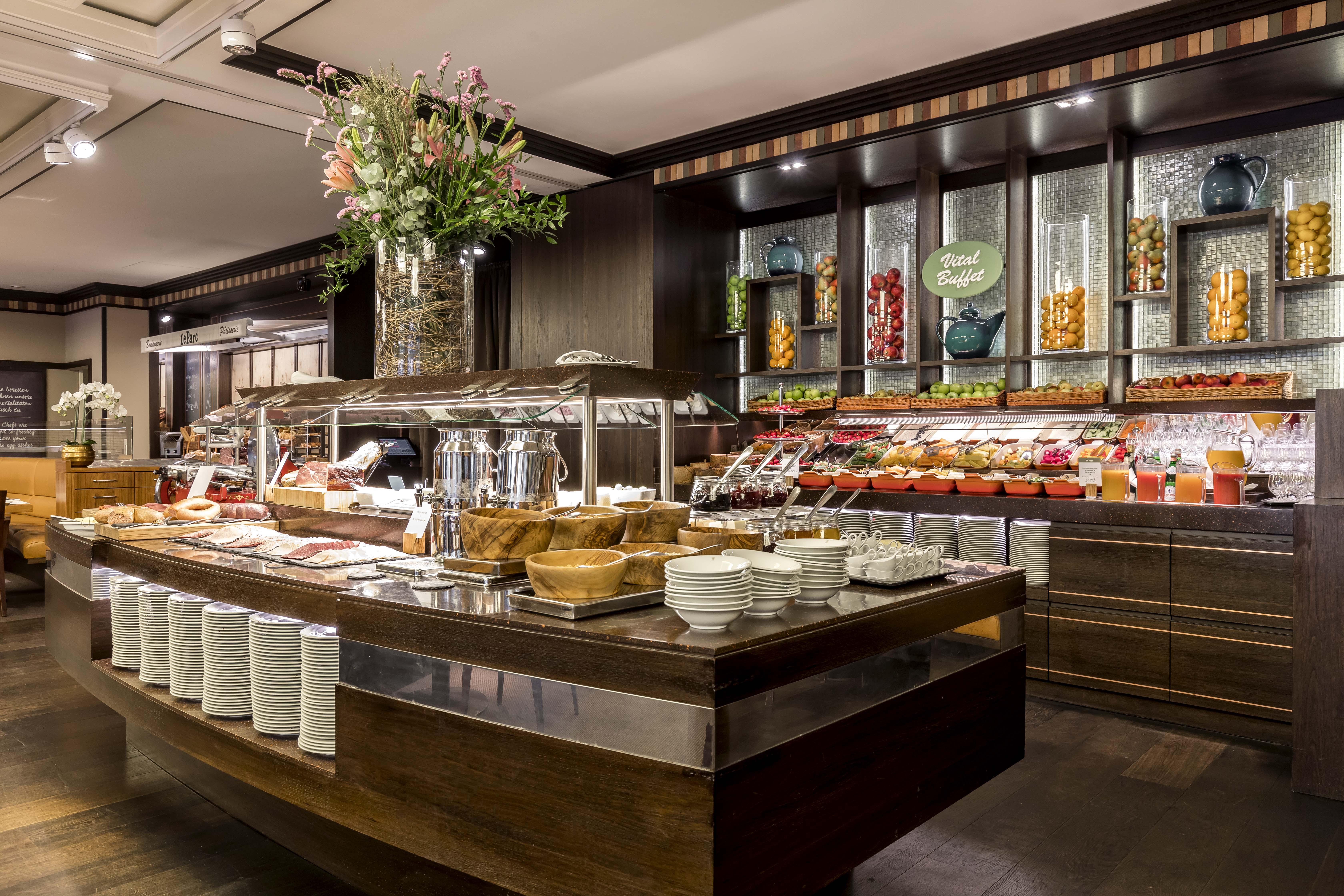 فندق غراند إيليسي هامبورغ المظهر الخارجي الصورة The buffet at the restaurant