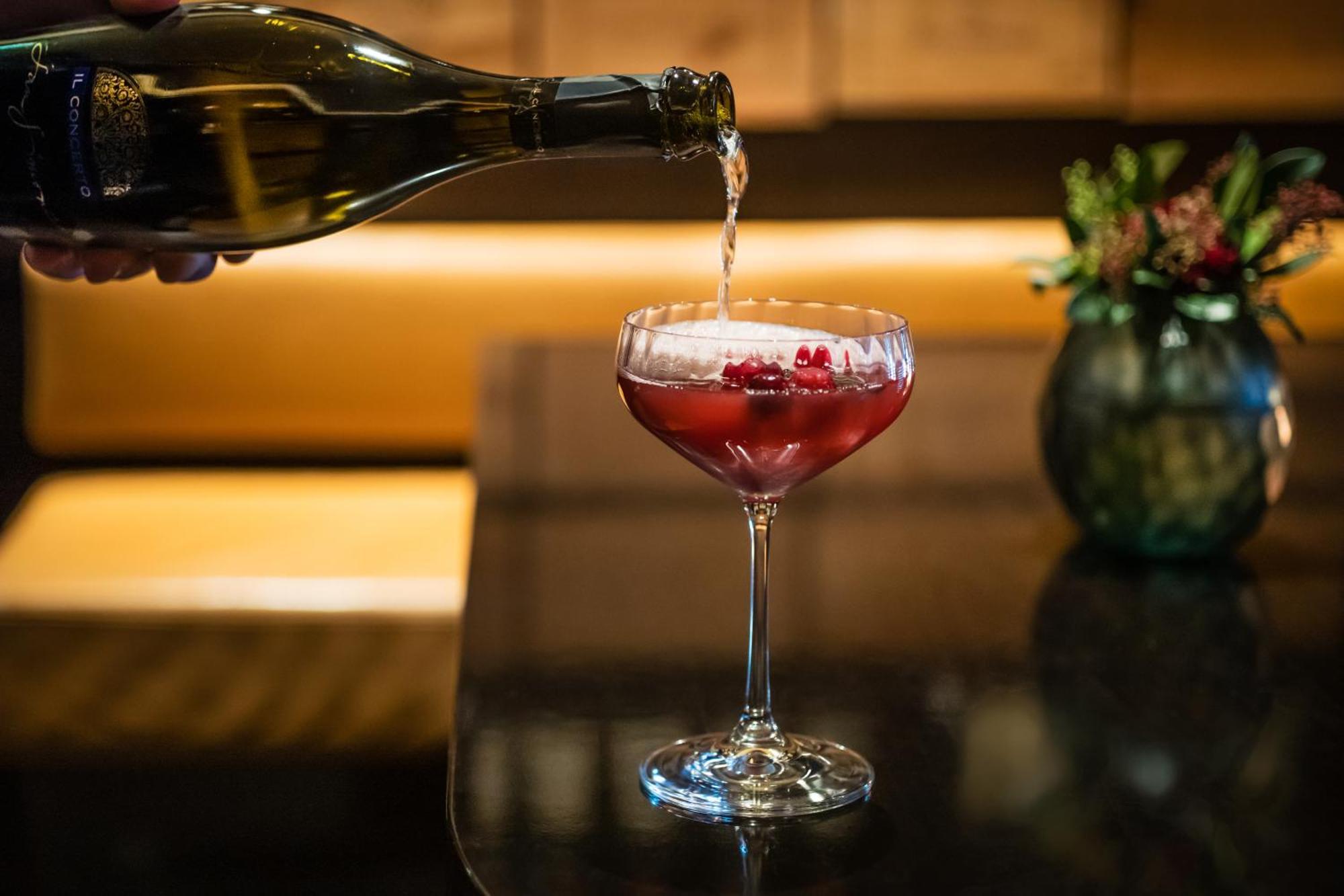 فندق غراند إيليسي هامبورغ المظهر الخارجي الصورة A Kir Royale being topped with Champagne