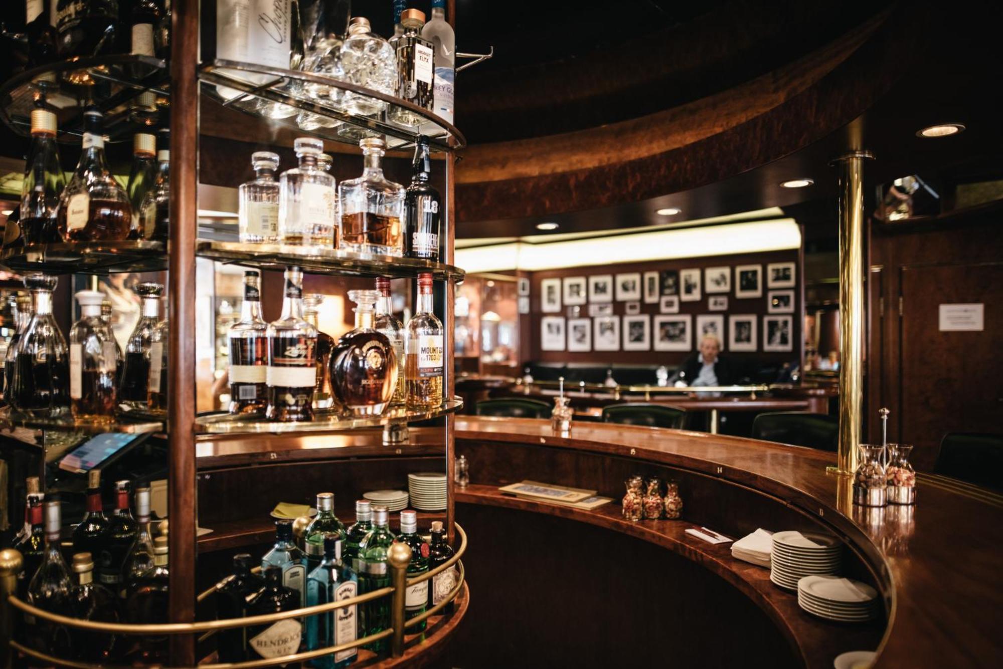 فندق غراند إيليسي هامبورغ المظهر الخارجي الصورة The bar at the Savoy