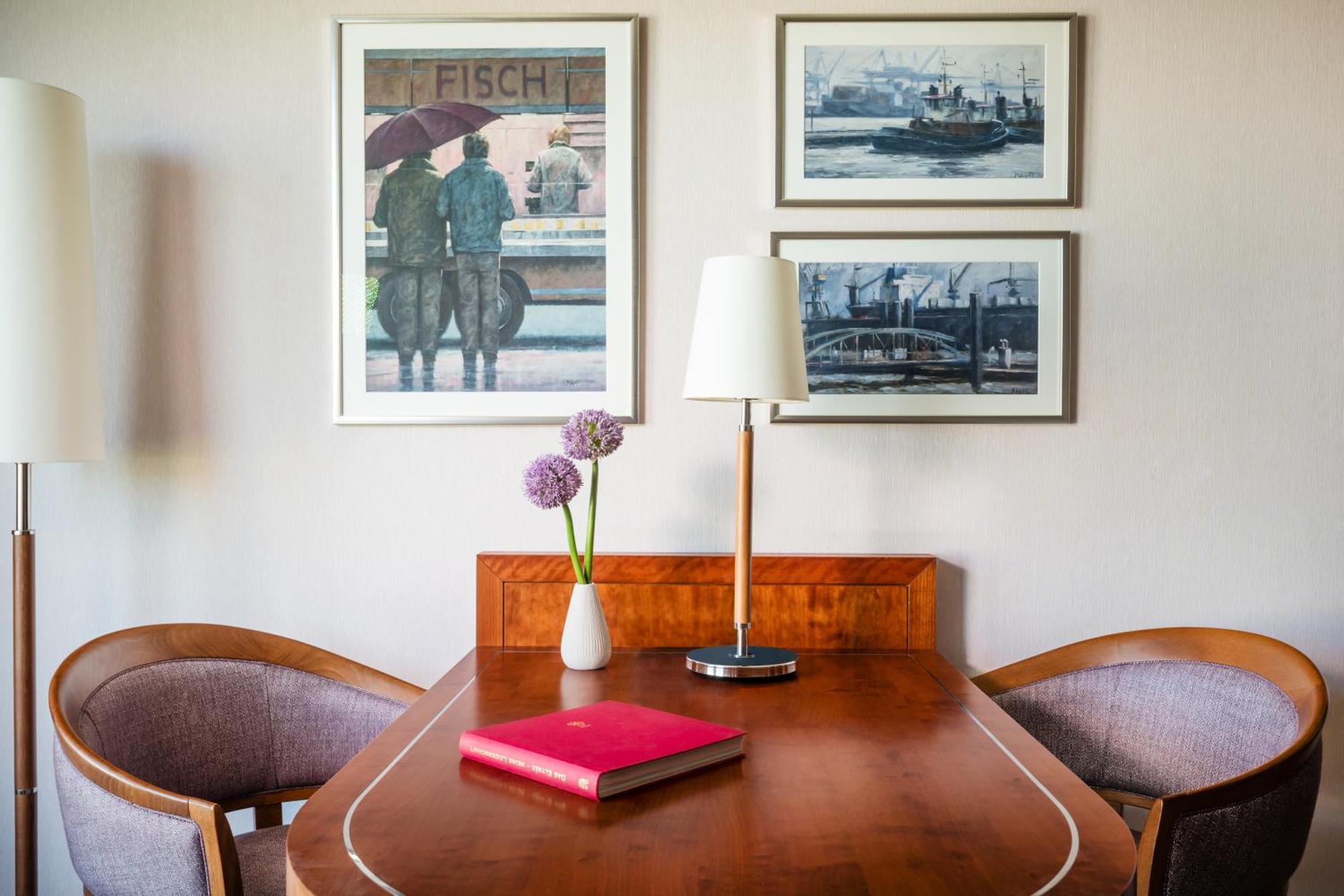 فندق غراند إيليسي هامبورغ المظهر الخارجي الصورة A table with a lamp
